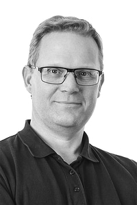 Portrætfoto i sort/hvid af Mattias Olsson ansvarlig for Golv / Utrustning hos Industrisand - Stonewalk
