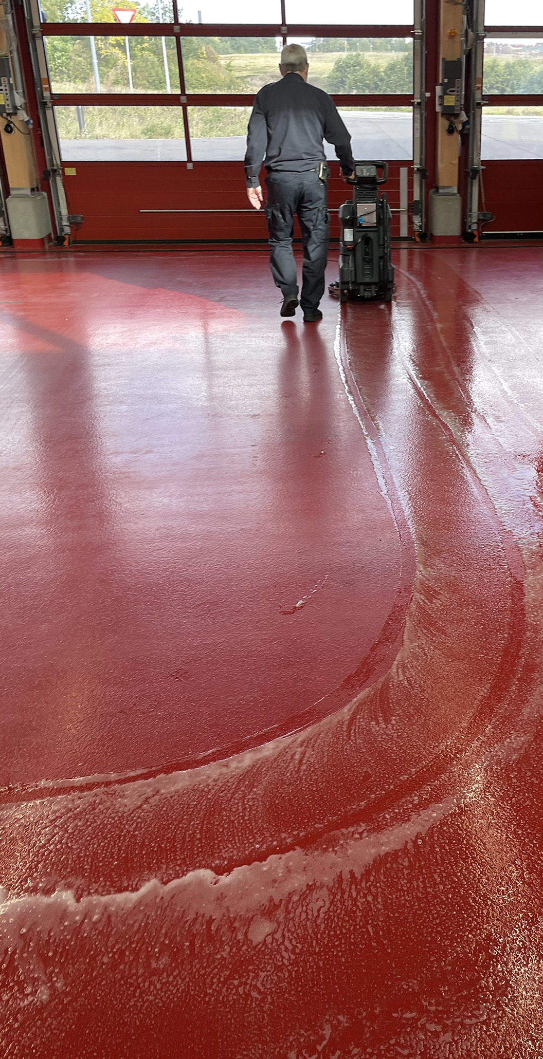 Fugefri gulve i farven ildrød i anvendelse hos Østjyllands Brandvæsen – Station Aarhus Nord - leveret af ekspert i materialer til gulve Stonewalk