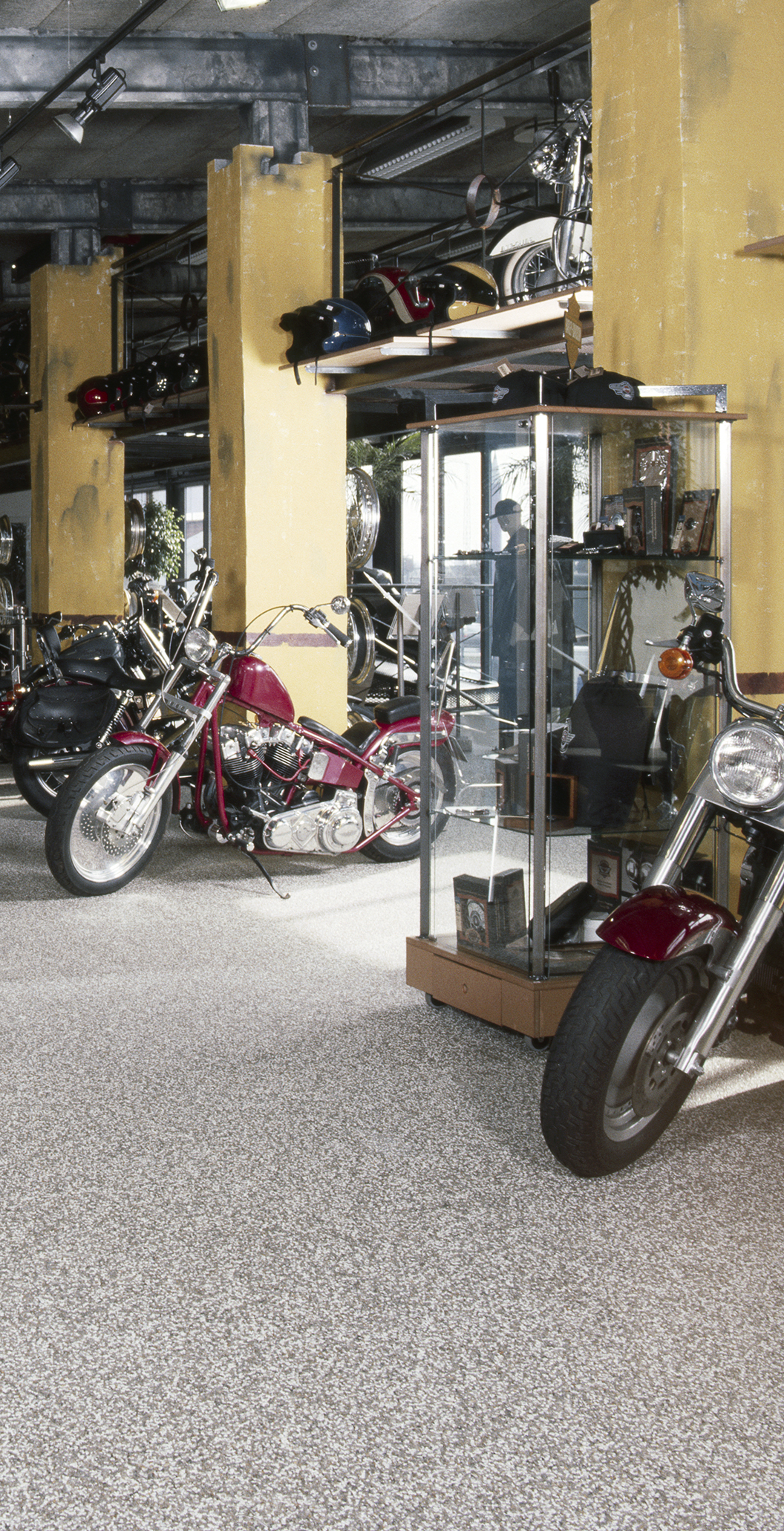 Stentæppe og showroomgulv i anvendelse i motorcykeludstilling hos Harley-Davidson i Roskilde leveret af ekspert i og leverandør af materialer til fugefri gulve, stentæpper, terrazzogulve, skridsikre gulve, slidstærke gulve, slidsikre gulve og udendørs belægning Stonewalk
