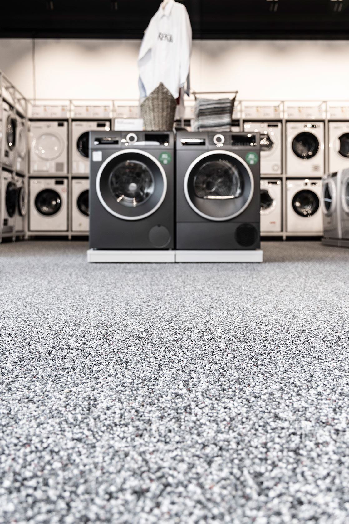 Butiksgulv, Fugefri gulve, skridsikre gulve og stentæppe i anvendelse i Skousen butik med udstilling med vaskemaskiner leveret af ekspert i materialer til gulve Stonewalk